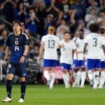 　日本-米国　前半、米国に先制され、ぼうぜんとする伊東＝コロンバス（共同）