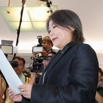 　静岡県伊東市議会の解散通知書を読み上げる田久保真紀市長＝１０日午前、伊東市