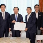 　額賀衆院議長（中央左）に、臨時国会召集の要求書を提出する立憲民主党の笠国対委員長（同右）と野党の国対委員長ら＝１０日午前、国会