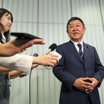 　記者団の取材に応じる自民党の茂木前幹事長＝１０日午前、東京・赤坂の議員宿舎
