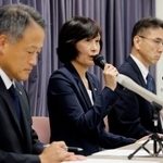 　国交省からの厳重注意を受け、記者会見する日航の鳥取三津子社長（中央）＝１０日午前、国交省