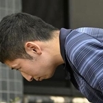 　千葉県警佐倉署に入る三上淳平容疑者＝１０日午前８時３７分