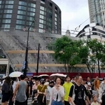　中国上海市の繁華街を行き交う人たち＝８月（共同）
