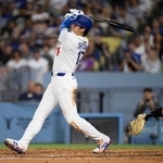 　ロッキーズ戦の５回、右前適時打を放つドジャース・大谷＝ロサンゼルス（共同）