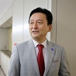 　佐賀県警元職員によるＤＮＡ型鑑定の不正について、記者団の取材に答える山口祥義知事＝１０日午前、佐賀県庁