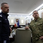 　１０日、ロシアによる領空侵犯を受けて開かれたポーランド政府の会合に出席する軍幹部ら＝ワルシャワ（ロイター＝共同）