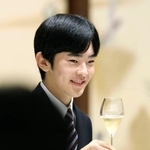 　成年を祝う昼食会で乾杯される悠仁さま＝１０日午後、東京都港区の明治記念館（代表撮影）