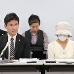 　提訴後、記者会見する原告女性（前列右）ら＝１０日午後、大阪市北区