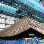 　大修理が進む興福寺の五重塔で、報道陣に公開された屋根瓦の解体工事＝１０日午後、奈良市