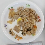 　給食として出された薄切り肉などの離乳食＝２０２４年１０月（札幌市提供）