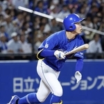 　２回中日２死二塁、岡林が右越えに先制２ランを放つ＝神宮