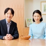 　５９歳の誕生日を迎えられた紀子さまと、秋篠宮さま＝８月、東京・元赤坂の秋篠宮邸（宮内庁提供）