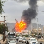 　１０日、イエメンの首都サヌアで、イスラエル軍による空爆で上がる炎と煙（ＡＰ＝共同）