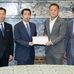 　関口参院議長（中央左）に、臨時国会召集の要求書を提出する立憲民主党の斎藤参院国対委員長（同右）と野党の議員ら＝１１日午前、国会