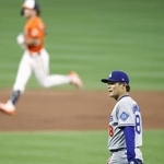 　無安打無得点試合まであと１人の場面で本塁打を浴びたドジャース・山本＝６日、ボルティモア