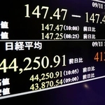 　上げ幅が一時４００円を超え、４万４２００円台を付けた日経平均株価を示すモニター。取引時間中としての最高値を更新した＝１１日午前、東京・東新橋