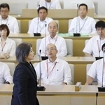 　静岡県伊東市議会で不信任決議が全会一致で可決され、引き揚げる田久保真紀市長＝１日