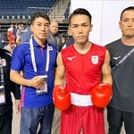 　ボクシングの世界選手権男子６０キロ級で準々決勝を突破した北本隼輔（右から２人目）＝１０日、リバプール（日本ボクシング連盟提供）