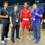 　ボクシングの世界選手権男子７０キロ級で準々決勝を突破した岡沢セオン（右から２人目）＝１０日、リバプール（日本ボクシング連盟提供）