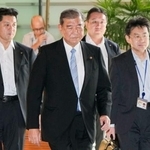 　首相官邸に入る石破首相＝１１日午前