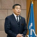 　記者団の取材に応じる石川県の馳浩知事＝１１日午前、石川県庁