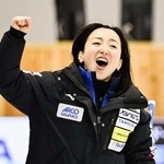 　１次リーグのフォルティウス戦に勝利し、ガッツポーズするロコ・ソラーレの藤沢＝稚内市みどりスポーツパーク