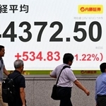 　日経平均株価の終値を示すボード。２日連続で最高値を更新し、初めて４万４０００円を超えた＝１１日午後、東京都中央区