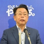 　記者会見する公明党の西田幹事長＝１１日午後、国会