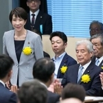 　国会内で開かれた会合に出席した自民党の高市前経済安保相（左）＝１１日午後