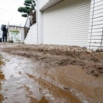 　大雨の影響で住宅前にたまった土砂＝１１日午後４時２０分、東京都世田谷区