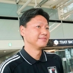 　取材に応じるサッカーのＵ-２２日本代表の大岩剛監督＝１１日、羽田空港