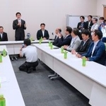 　国会内で開かれた、自民党の小林元経済安保相（奥中央）らによる勉強会＝１１日午後