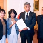 　岩屋外相（中央右）に要望書を手渡す人道外交議員連盟の阿部知子事務局長（同左）＝１１日午後、外務省