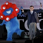 　大阪・関西万博会場の視察に訪れ、ファッションイベントで公式キャラクター「ミャクミャク」と共に登場した石破首相＝４月、大阪市此花区