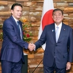 　握手する石破首相（右）とポルトガルのモンテネグロ首相＝１１日午前、首相官邸