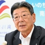 　今期限りでの引退を表明し、取材に応じる宮城県南三陸町の佐藤仁町長＝１１日午後、南三陸町役場