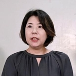 　判決後、記者会見する原告代表の木本薫子さん＝１１日午後、東京・霞が関の司法記者クラブ