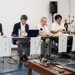 　記者会見する「知床ヒグマ対策連絡会議」のメンバー＝１１日午後、北海道斜里町役場