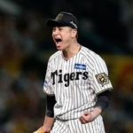 　完封で８勝目を挙げ、雄たけびを上げる阪神・大竹＝甲子園