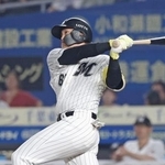 　３回ロッテ１死一、二塁、山本が左越えに適時二塁打を放つ＝ＺＯＺＯマリン