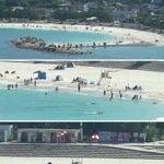　共同通信の定点カメラが捉えた、津波注意報で和歌山県白浜町の海水浴場から避難する人たちの様子。（上から）津波注意報発表前の白良浜（７月３０日午前８時３７分ごろ）、津波注意報発表後、避難行動を始めた遊泳客ら（同３８分ごろ）、津波フラッグを振るライフセーバー（同３９分ごろ）、海にいた全員が砂浜に（同４０分ごろ）、テントなどを撤収する人たち（同４０分ごろ）、砂浜からすべての人が一時的に退避した白良浜（同５０分ごろ）
