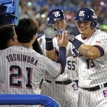 　５回、満塁本塁打を放ちナインに迎えられるヤクルトのオスナ（右端）＝神宮