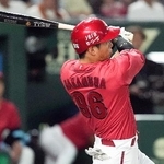 　９回広島無死、中村奨が左中間に勝ち越しソロを放つ＝東京ドーム