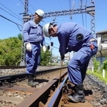 　猛暑の中、レールを点検する近鉄の作業員＝８月、大阪府羽曳野市