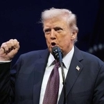 　８日、ワシントンで開かれた公聴会で演説するトランプ米大統領（ＡＰ＝共同）