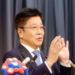 　記者会見する加藤財務相＝１２日午前、財務省