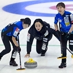　１次リーグのＳＣ軽井沢ク戦でショットを放つロコ・ソラーレの藤沢（中央）。左は吉田夕、右は鈴木＝稚内市みどりスポーツパーク