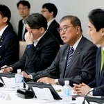 　ＡＩ戦略本部の初会合であいさつする石破首相（右から２人目）＝１２日午前、首相官邸