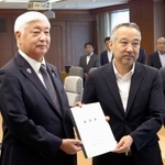 　宮崎県新富町の小嶋崇嗣町長（右）から要望書を受け取る中谷防衛相＝１２日午前、防衛省