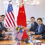 　米通商代表部がＸ（旧ツイッター）に投稿したスイスで貿易協議に臨むベセント米財務長官（左端）と中国の何立峰副首相（右端）の写真（共同）